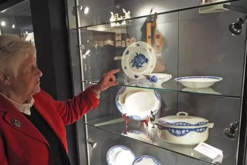 Hanne Stauch führt durch die Geschichte des Rosenporzellans. 
