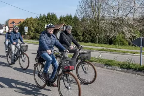 Bundestagsabgeordneter Thomas Gebhart (vorne) und SÜW-Landrat Dietmar Seefeldt (daneben) machten sich selbst ein Bild vom Zustan