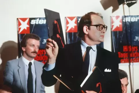 April 1983: „Stern“-Reporter Gerd Heidemann präsentiert die sich nach elf Tagen als Fälschung heraustellenden vermeintlichen „Hi