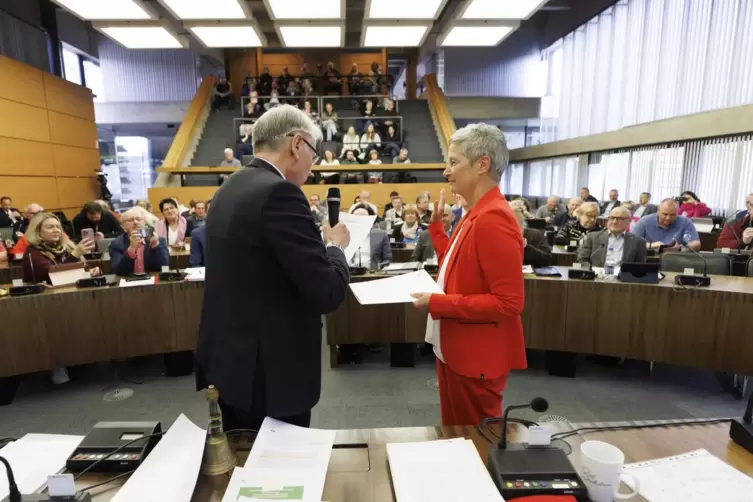 Amtsinhaber Klaus Weichel ernennt seine Nachfolgerin Beate Kimmel im Stadtrat zur Oberbürgermeisterin Kaiserslauterns. 