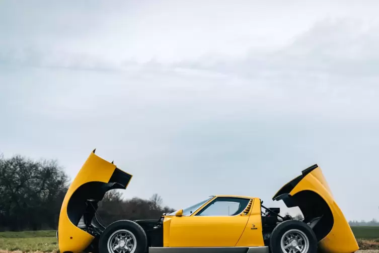 Haubenballett: Der Mittelmotor des Miura befindet sich unter der hinteren Abdeckung.