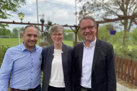 Marc-Finn Klein und Viola Küßner führen nun die Neustadter SPD. Für Pascal Bender (rechts) gab es zum Abschied eine besondere Eh