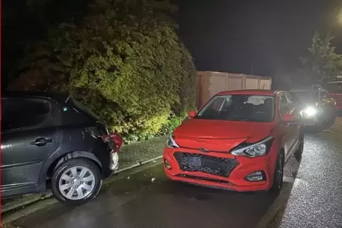 An beiden Autos entstand erheblicher Sachschaden, meldet die Polizei. 
