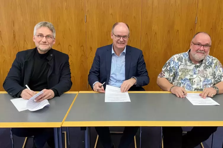 Vor zwei Monaten hat Christof Müller (rechts) noch den Koalitionsvertrag mit Christof Reichert (CDU, Mitte) und Fred Konrad (lin