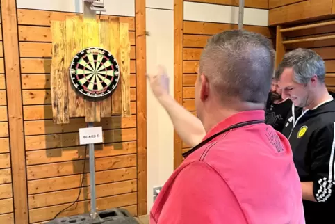 Organisator Stefan Schäfer (hier beim Wurf) trat beim Benefiz-Dartsturnier in Battweiler auch selbst ans Bord. Organisator Stefan Schäfer (hier beim Wurf) trat beim Benefiz-Dartsturnier in Battweiler auch selbst ans Bord.