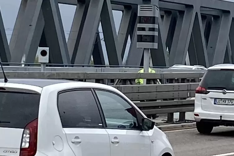 Frisch installiert: Blitzer auf der Rheinbrücke.