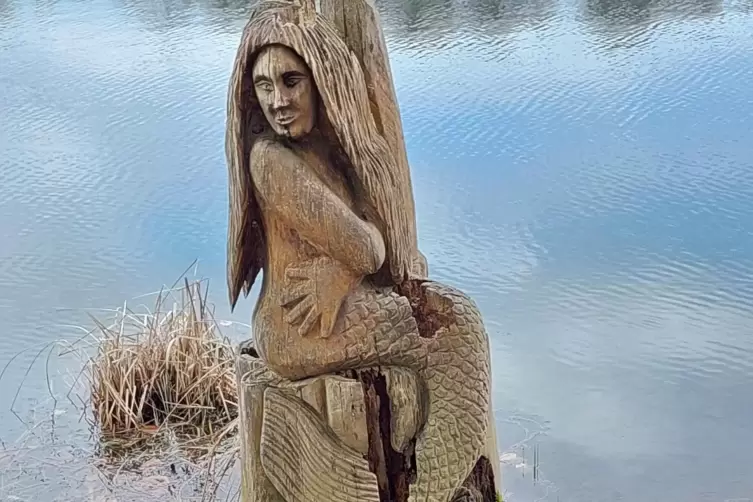 Meerjungfrau : Märchenfiguren und Fabelwesen säumen den „Määrchenweg“ rund um das Holzmaar. 