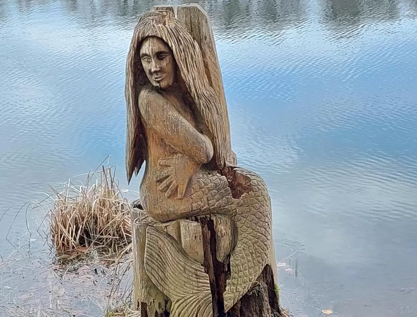 Meerjungfrau : Märchenfiguren und Fabelwesen säumen den »Määrchenweg« rund um das Holzmaar.