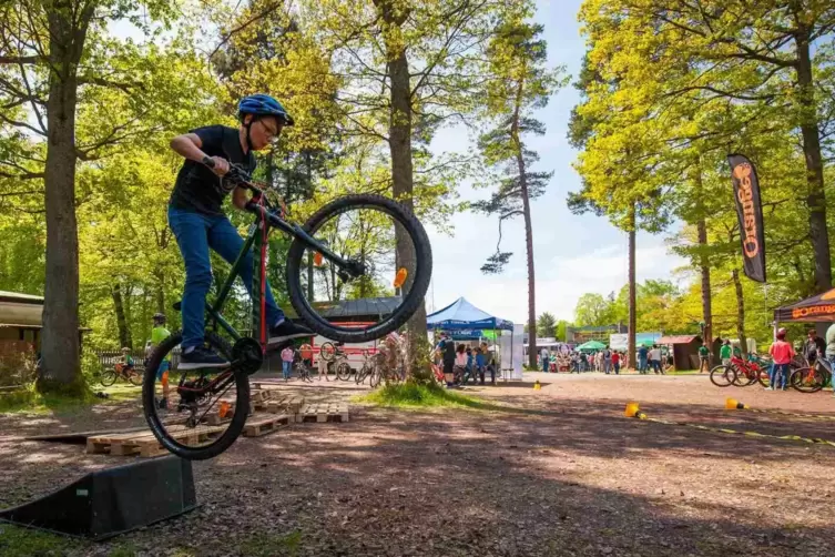 Mountainbiker k&ouml;nnen sich auf einem Parcours testen.