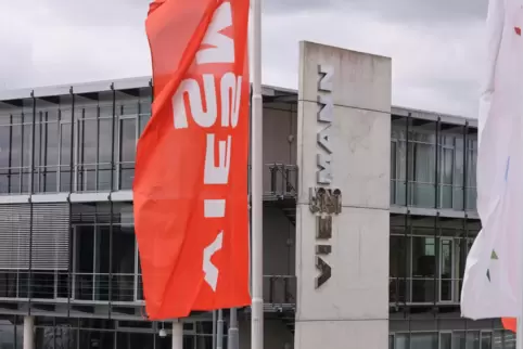 Fahnen vor dem Viessmann-Werk im hessischen Allendorf. 
