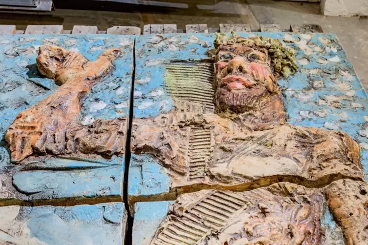 Detail aus einer der Keramiktafeln: Sie handeln von der Genesis. 
