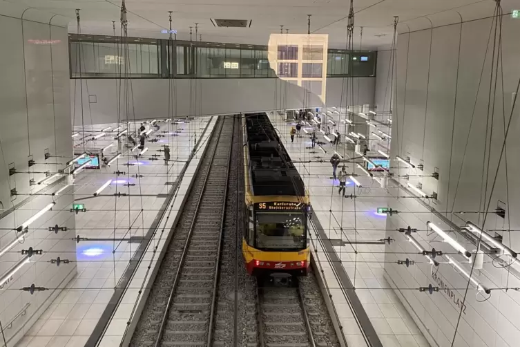 Wie eine Museumsszenierie: Blick aus der Zwischeenebene auf die Stadtbahn. 