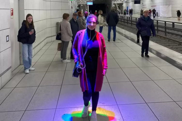 Neues Licht f&auml;llt : Passantin in der Stadtbahn. 