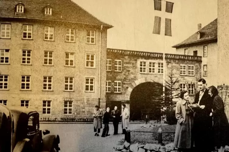 Blick aufs Haupttor, aufgenommen um 1950. 