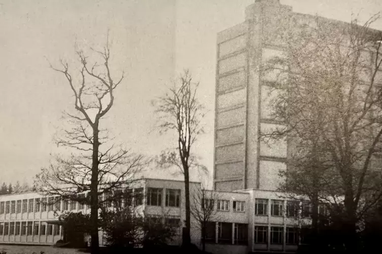 Die Bibliothek wurde 1954 eingeweiht. 