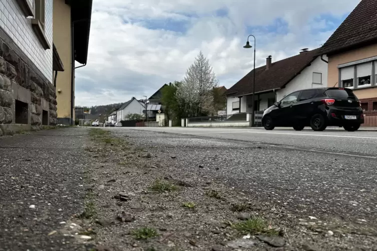 Die Gehwege der Stambacher Ortsdurchfahrt sind in einem stark desastr&ouml;sen Zustand. Dass die UGG Gr&auml;ben f&uuml;r die Glasfaser-Kabel i