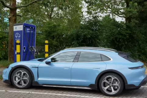 Ein Luxuswagen der Marke Porsche. Die Staatsanwaltschaft verriet nicht, um welche Marke es sich bei dem beschlagnahmten Fahrzeug