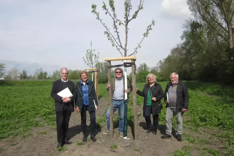 Mathias und Susanne Berkel (Mitte, Zweite von rechts) haben die Bäume gespendet. Umweltdezernent Thewalt (links), Grünflächenche