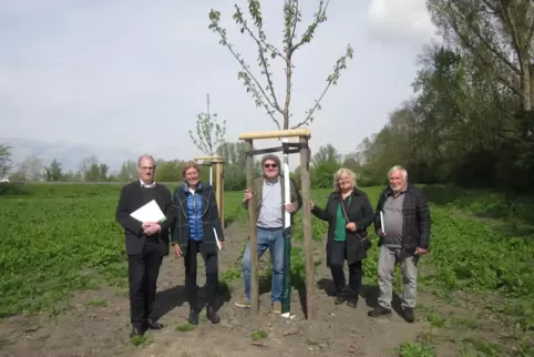 Mathias und Susanne Berkel (Mitte, Zweite von rechts) haben die Bäume gespendet. Umweltdezernent Thewalt (links), Grünflächenche