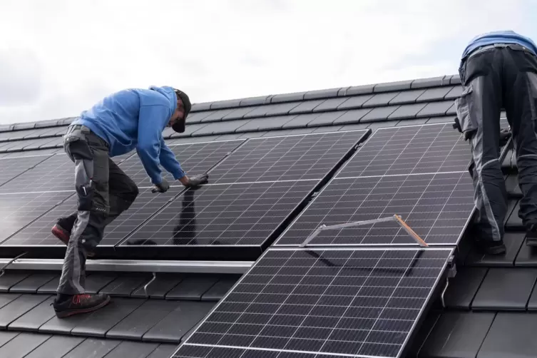 Begehrt und derzeit zuweilen rar: Solarmodule fürs heimische Dach. 