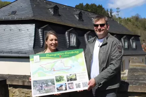 Beatrice Michel und Ortsbürgermeister Markus Christian präsentieren die Wanderkarte zum neuen Rheingrafen-Rundweg. 