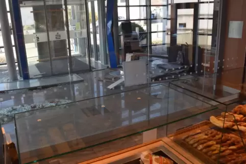 Der Vorraum der Bäckerei in dem der Geldautomat gesprengt wurde bietet immer noch ein Bild der Verwüstung