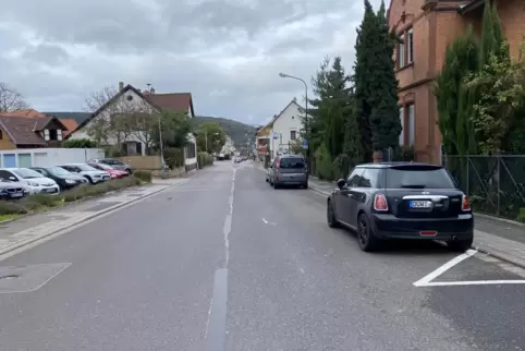 Die Parkplätze entlang der Weinstraße sollen entfallen. 