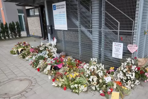 Gedenken an die Opfer: Blumen liegen vor dem Gemeindehaus der Zeugen Jehovas.