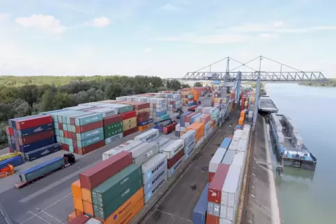 Das Containerterminal verfügt zurzeit über zwei Kräne. Nach dem Ausbau sollen es acht sein.