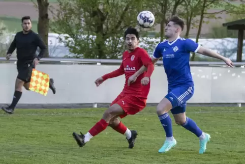  FKP-Spieler Tom Dahler (rechts) beim Zweikampf mit Rüssingens Mittat Özcan, der die Riesenchance zum 1:1 vergab.