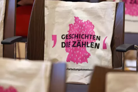 Stoffbeutel bei einem Fachgespräch in Schwerin zum Thema „Sexueller Kindesmissbrauch in der DDR - Fokus Sport“. 