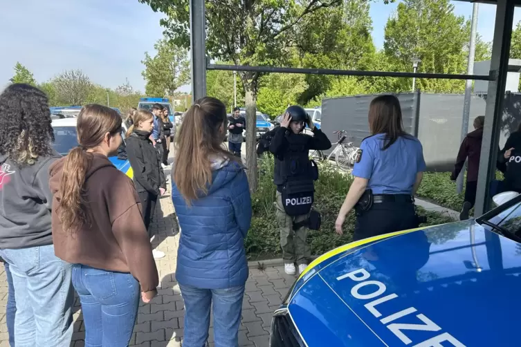 Die M&auml;dchen schauen zu, wie es richtig geht.