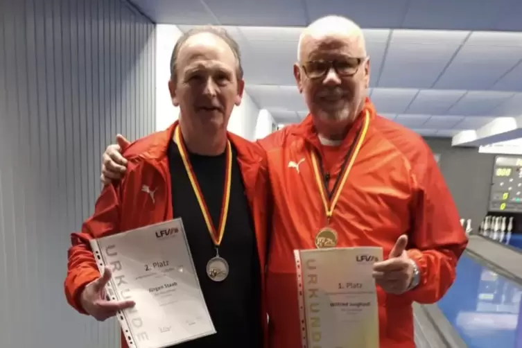 Für die deutschen Meisterschaften im Kegeln qualifiziert: (von links) Jürgen Staab und Wilfried Junghanß.