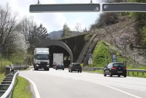 Wie wird der Tunnelabschnitt ausgebaut? Die wohl heikelste Frage in der B10-Diskussion. 