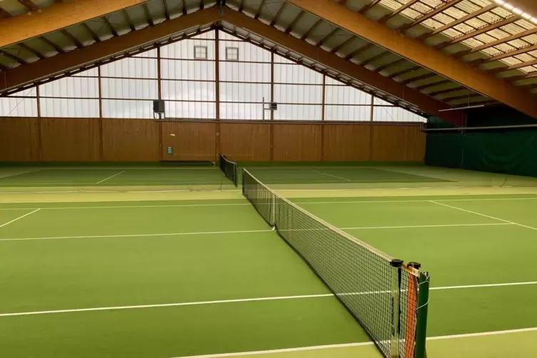 Im Winter stehen den Mitgliedern des Vereins die beiden Pl&auml;tze in der vereinseigenen Halle zur Verf&uuml;gung. 