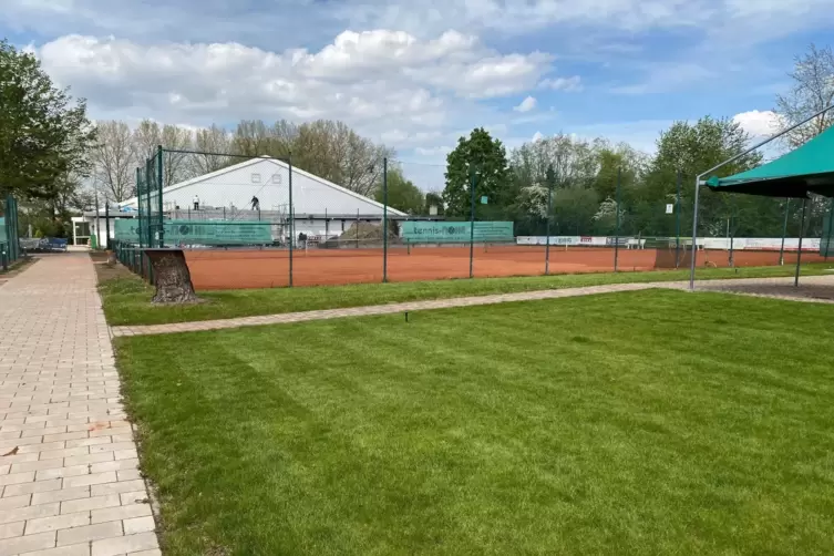 Ein Blick auf das Gel&auml;nde des TC Dannstadter H&ouml;he. Im Hintergrund die Halle, davor wird gerade die neue K&uuml;che der Vereinsgastst&auml;