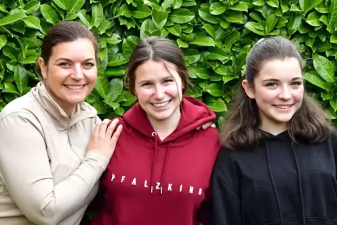 Katarina Hogan (Mitte) mit Janine (links) und Clara Manz in Wachenheim.