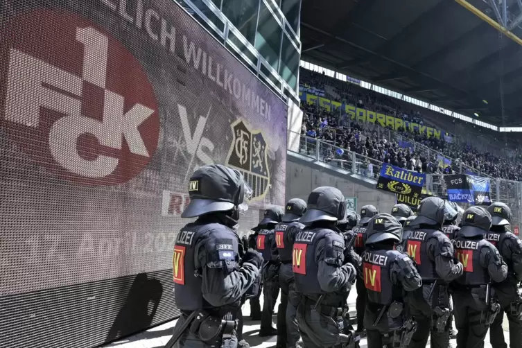Die Sicherheit der Zuschauer geht vor, sagt FCK-Gesch&auml;ftsf&uuml;hrer Thomas Hengen zu den Schritten, die der Verein am Samstag w&auml;hlt.
