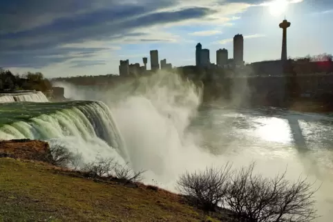 Die Niagarafälle am Lake Ontario sind weltbekannt und Ziel vieler Touristen. 