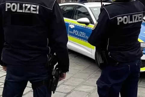 Eine Polizeistreife hat den Mann aufgrund seines psychischen Ausnahmezustands und starker Alkoholisierung in Gewahrsam genommen.