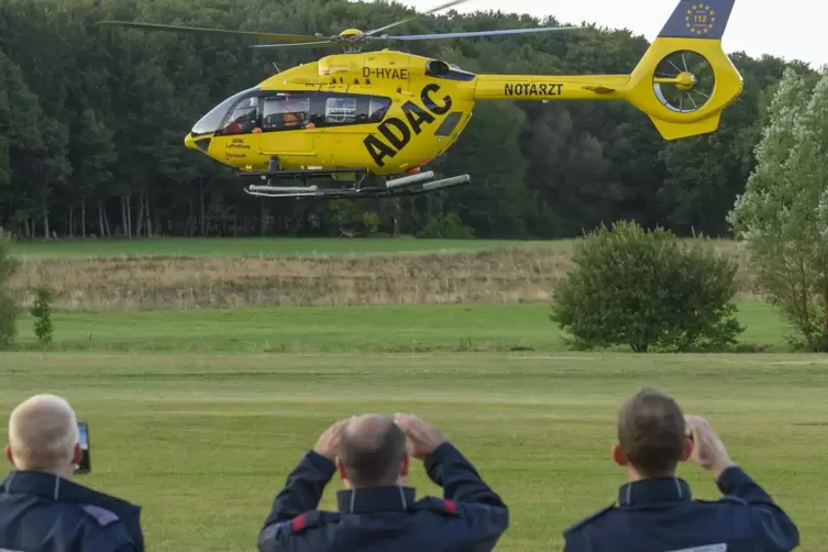 „Christoph 66“ im Landeanflug in Eßweiler (Kreis Kusel). 