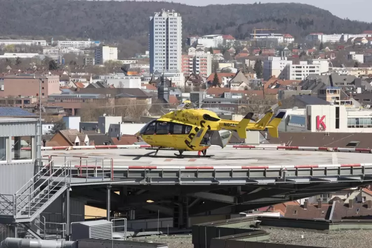 Ein ADAC-Rettungshubschrauber über den Dächern Kaiserslauterns auf der Landeplattform des Westpfalz-Klinikums.