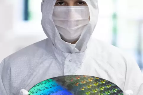 Der Autozulieferer ZF baut im saarländischen Ensdorf gemeinsam mit dem US-Halbleiterunternehmen Wolfspeed eine neue Chip-Fabrik.