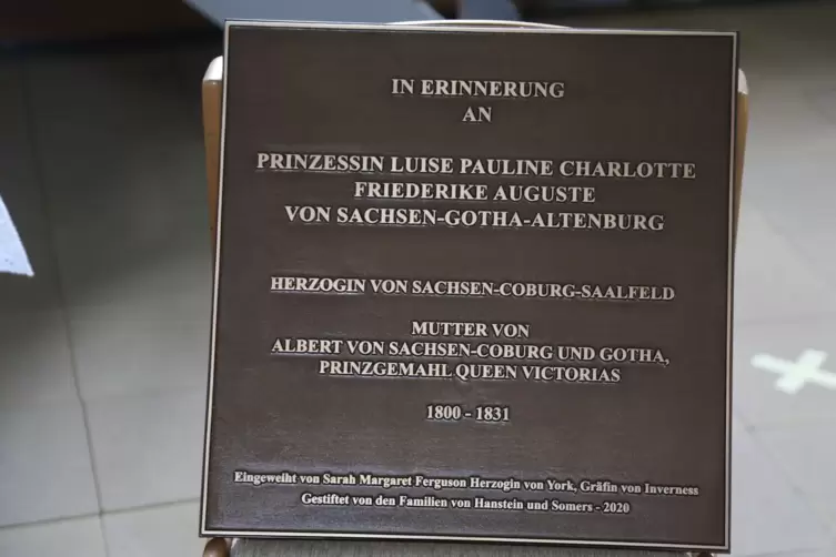 Eine Bronzetafel erinnert an den Ort, an dem Herzogin Luises sterbliche Reste 14 Jahre ruhten.