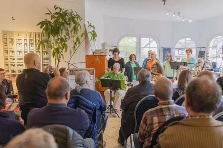 Beim Konzert mit den Big Fairies war es proppenvoll im Atelier des Malers in Wattweiler.