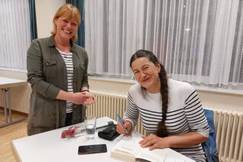 : Zum Signieren hat Anja Gumbinger ein eigenes Exemplar dabei: „Metzelsupp“ ist das erste Buch aus der Krimireihe Greifensteins,