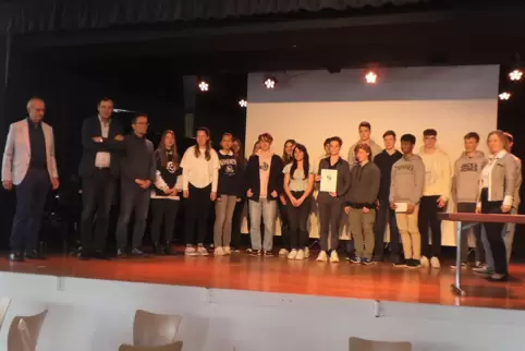 Gute Rechner und Teamplayer: Die Zehntklässler des Gymnasiums Weierhof haben beim Wettbewerb „Mathematik ohne Grenzen“ den zweit
