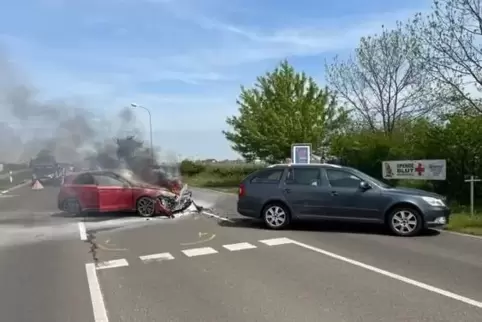 Die Autos an der Unfallstelle. 