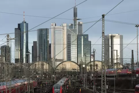 Pendler, die aus ländlichen Regionen in Ballungszentren wie Frankfurt pendeln, profitieren besonders stark von dem Deutschlandti