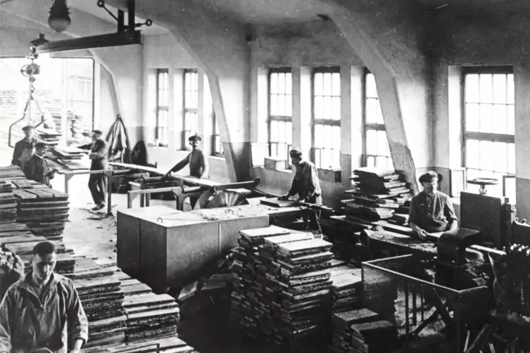 Bei den Maikundgebungen wurden immer wieder die Arbeitsbedingungen in den Fabriken thematisiert. Das Foto aus dem Jahr 1909 zeig